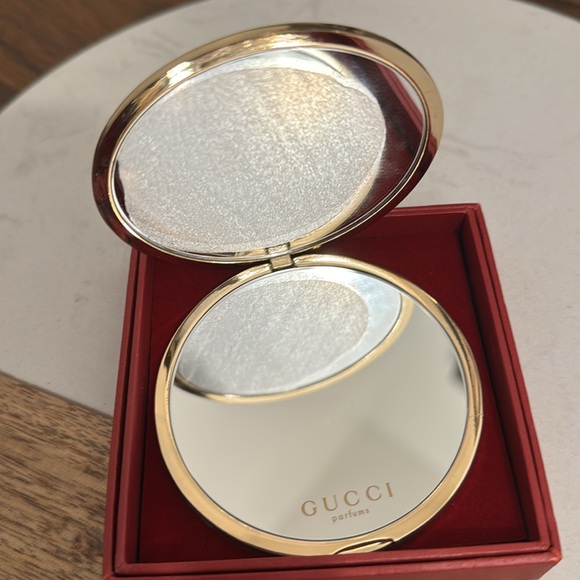 Gucci mirror a beautiful woman accessories made by Guccithis is NWOT - Picture 9 of 14
